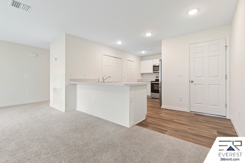 Building Photo - 9 Roxland Ln
