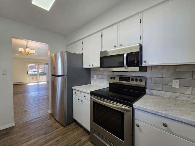 Building Photo - 1300 Iris St