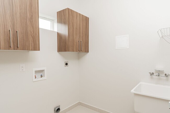 Building Photo - Beautiful 3 Bedroom Townhome in McAllen