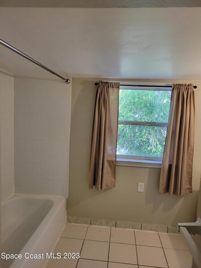 Building Photo - 874 Spiller St