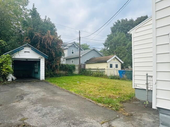 Building Photo - DREAM LOCATION !! LOOKS LIKE PRIVET ROAD !!!