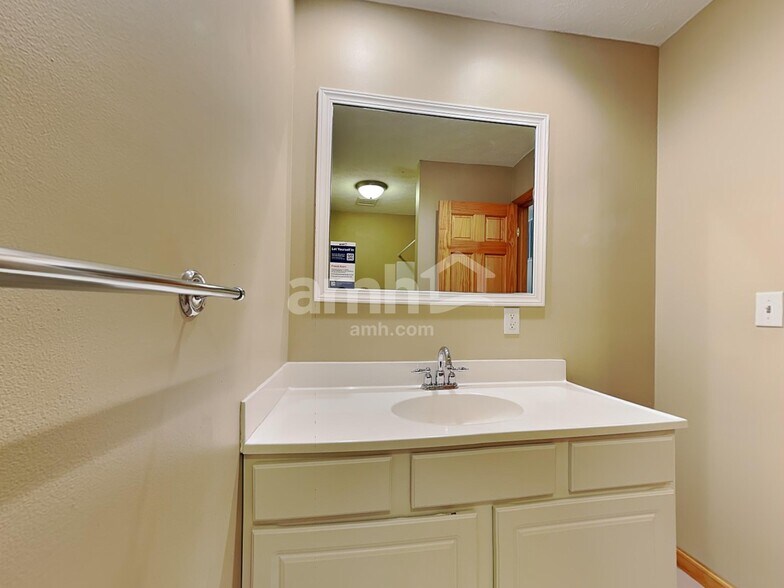 Building Photo - 715 Justin Ct