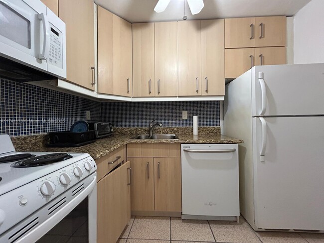 Building Photo - 2899 Collins Ave