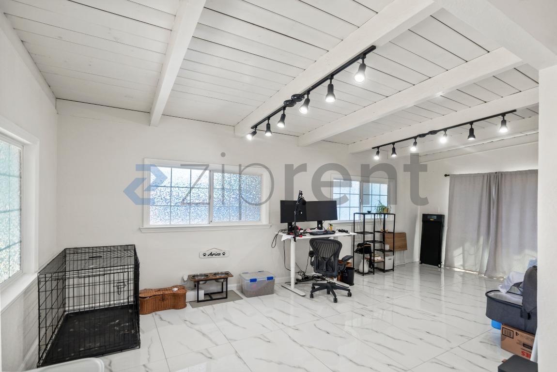 Building Photo - Unit