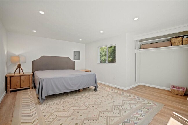 Building Photo - 272 W Carmel Valley Rd