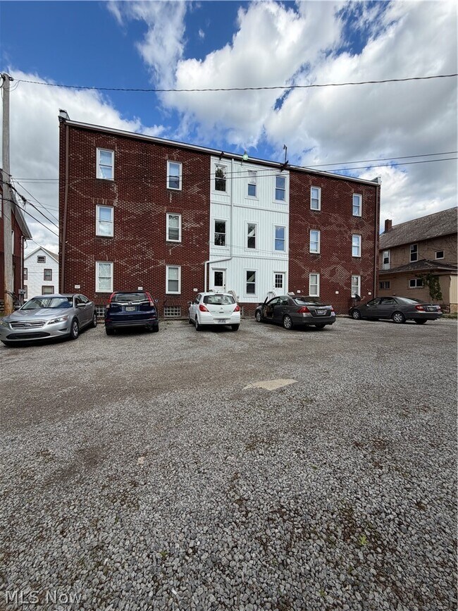 Building Photo - 335 N Broadway Ave