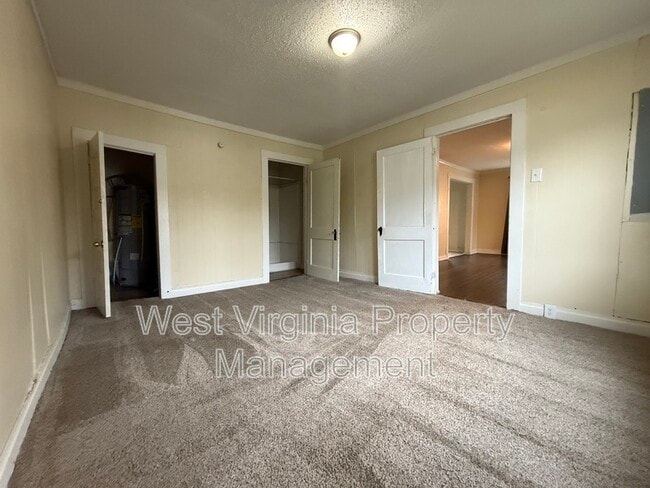 Building Photo - 204 7th St