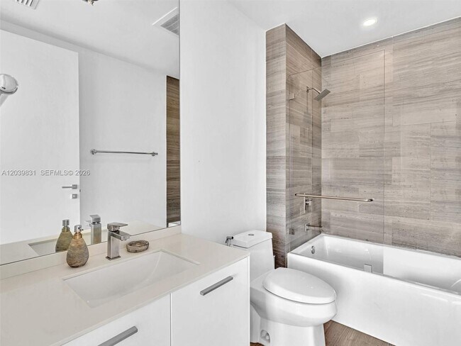 Building Photo - 1300 Brickell Bay Dr