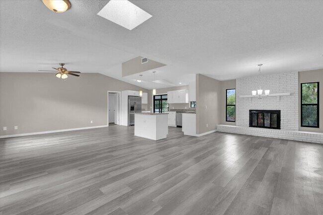 Building Photo - 2533 Edgewater Ave