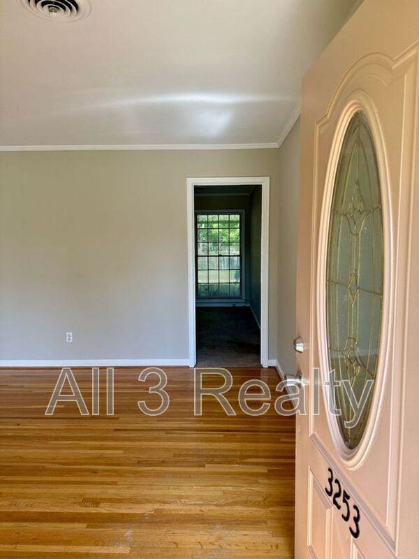Building Photo - 3253 Windwood Dr