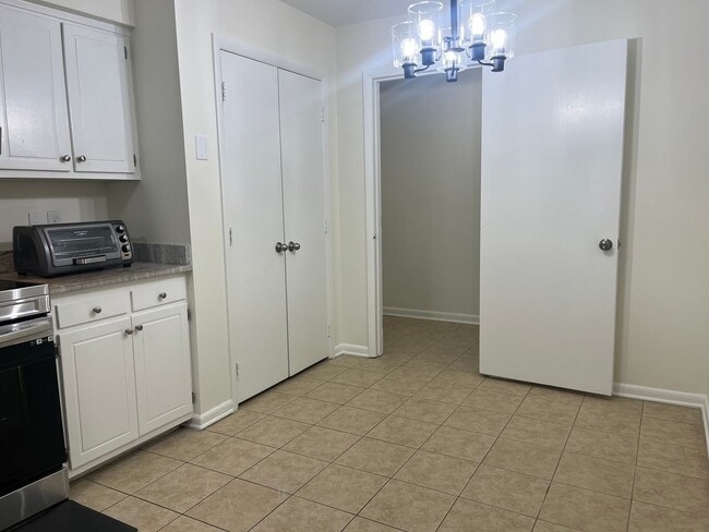 Building Photo - North Raleigh Move-In Ready Condo, On Grou...
