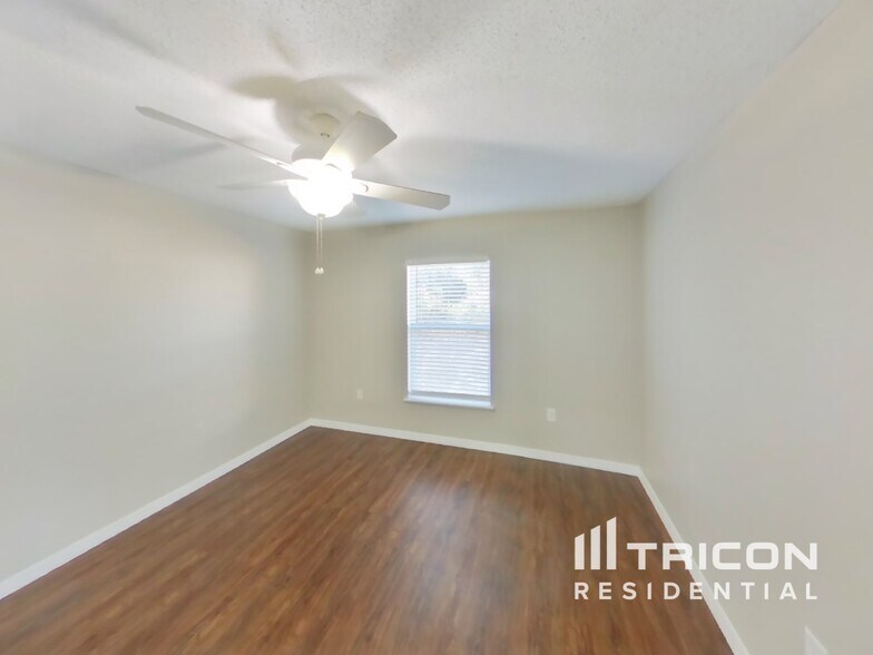 Building Photo - 9297 Oak Grove St
