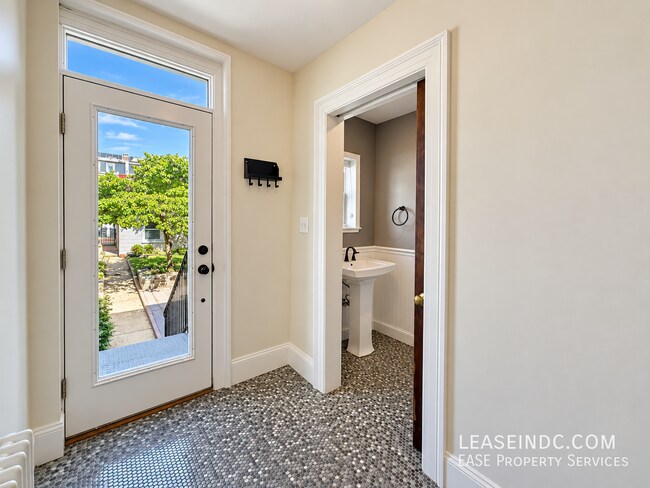Building Photo - 1211 Park Rd NW