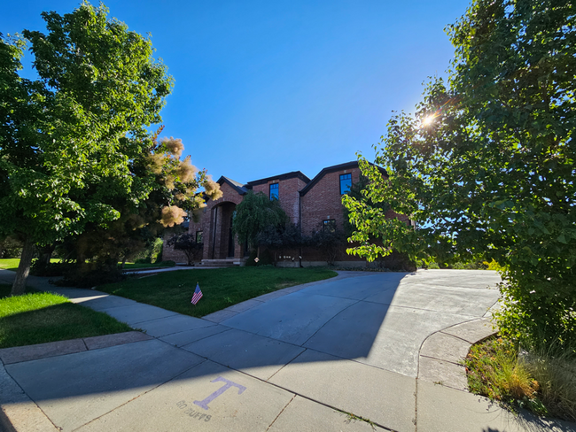 Building Photo - 738 Deer Hollow Rd