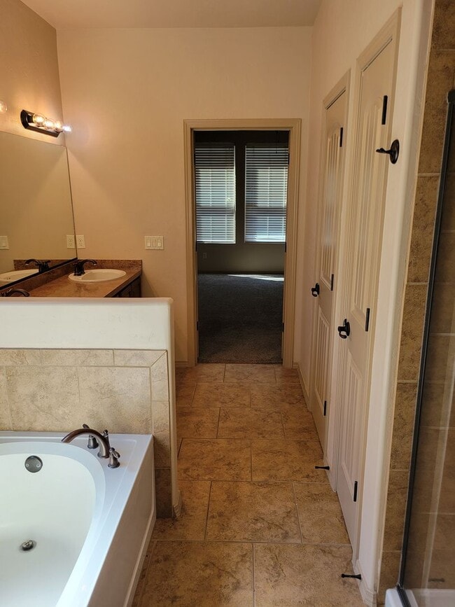 Building Photo - 3 Bedroom, 2 Bathroom Home!