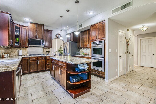 Building Photo - 6561 Isla Del Rey Dr