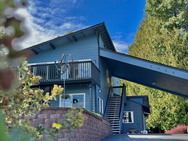 Building Photo - Newly Remodeled Top-Floor Duplex w/ Lake a...