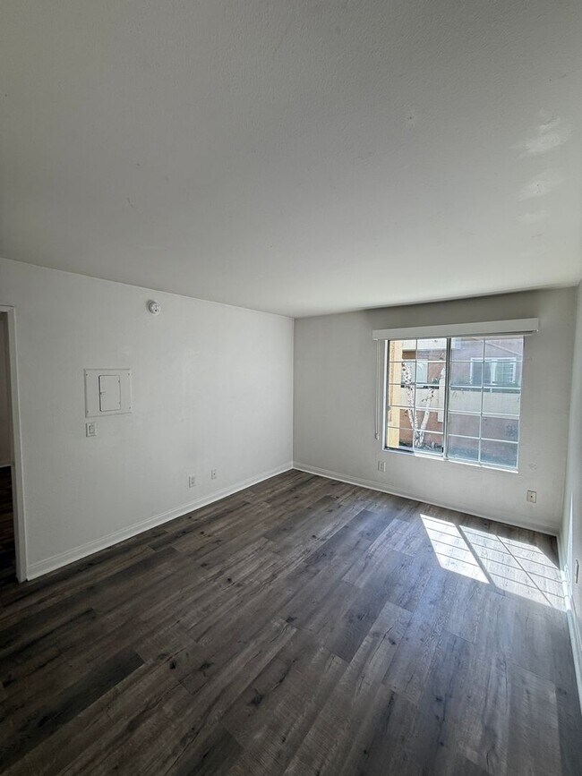 Building Photo - Modern 1BD/1BA Condo at The Met Warner Center! Ready for Move-In!