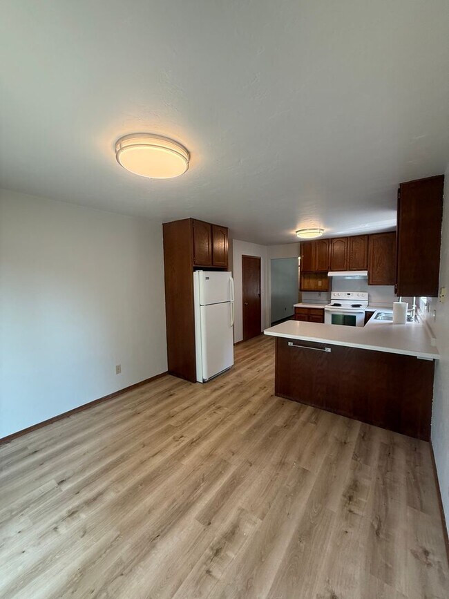 Building Photo - 600-602 Mollies Way
