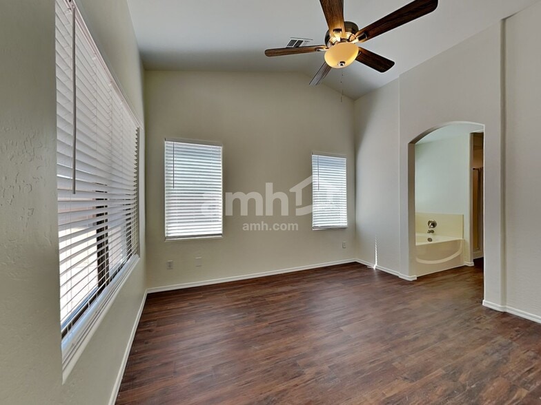 Building Photo - 11409 W Davis Ln