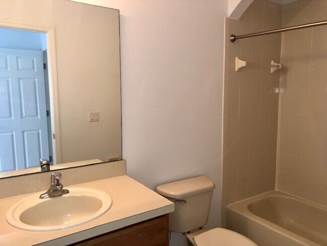 Building Photo - Remodeled Kitchen!! Wonderful Avalon Park-...