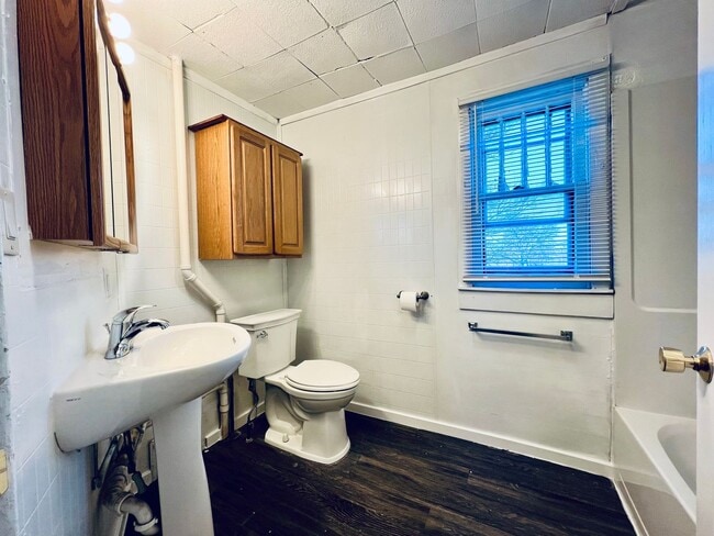 Building Photo - 3-Bed House in Waterloo