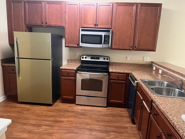 Building Photo - Lovely Townhouse