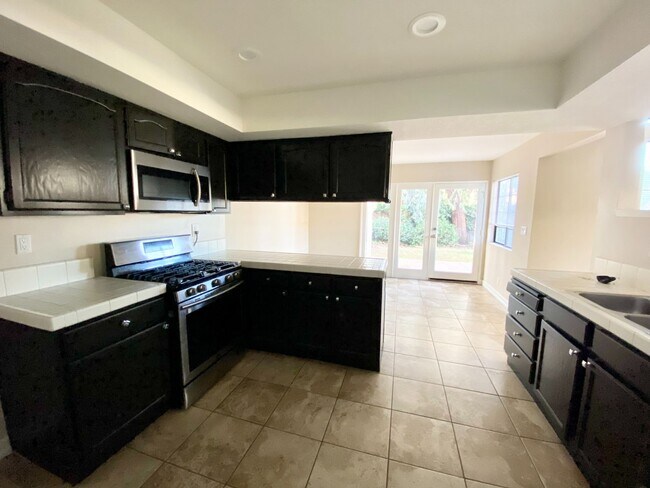 Building Photo - Three Bedroom, 2.5 Bath - Thousand Oaks