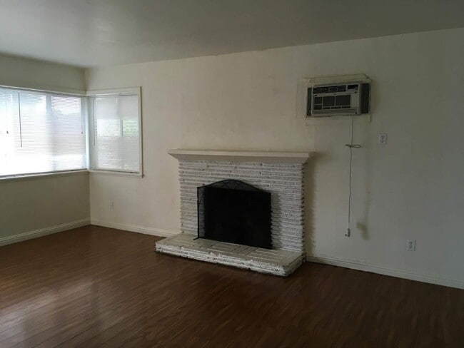 Building Photo - Duplex 2Bedrooms, 1Bathroom.