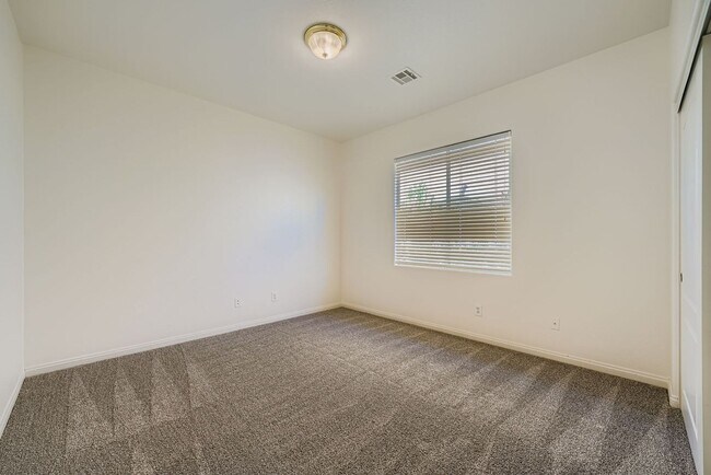 Building Photo - Newly remodeled 4 bedroom home!