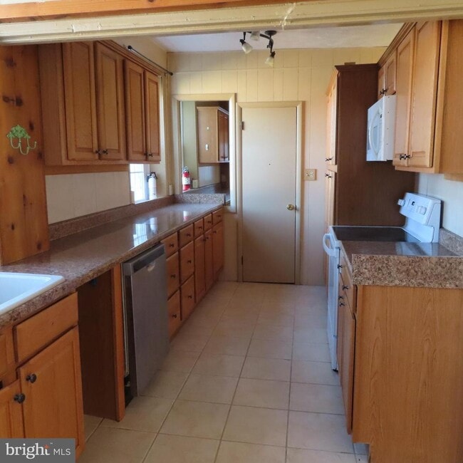 Building Photo - 1410 Gillan Dr