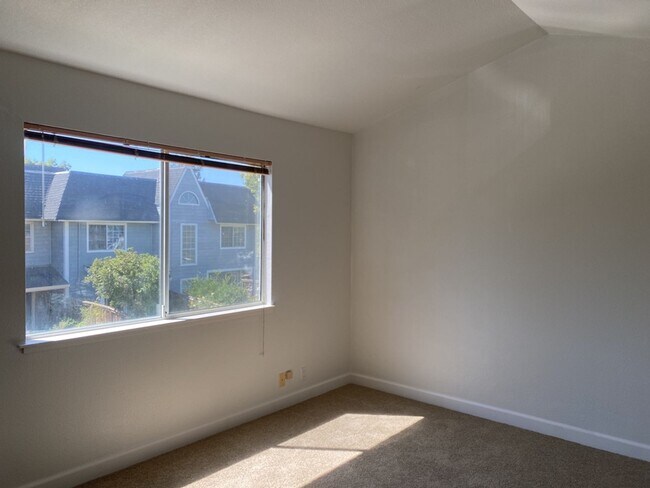 Building Photo - Great 2 bedroom 1.5 Bath condo