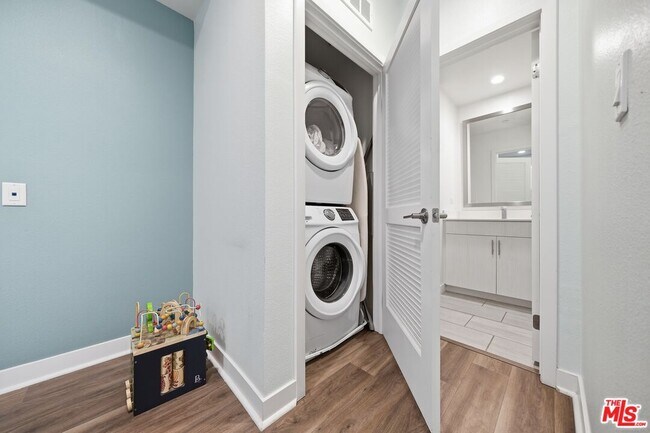 Building Photo - 807 Jade Pl.