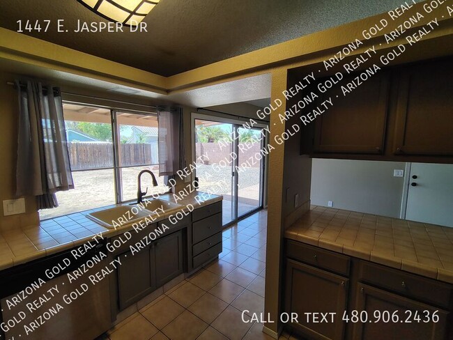 Building Photo - 1447 E Jasper Dr