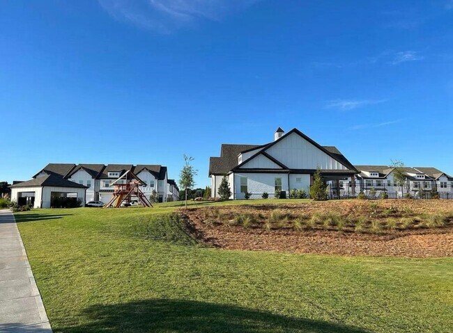 Building Photo - Beautiful end unit townhouse in the Townes...