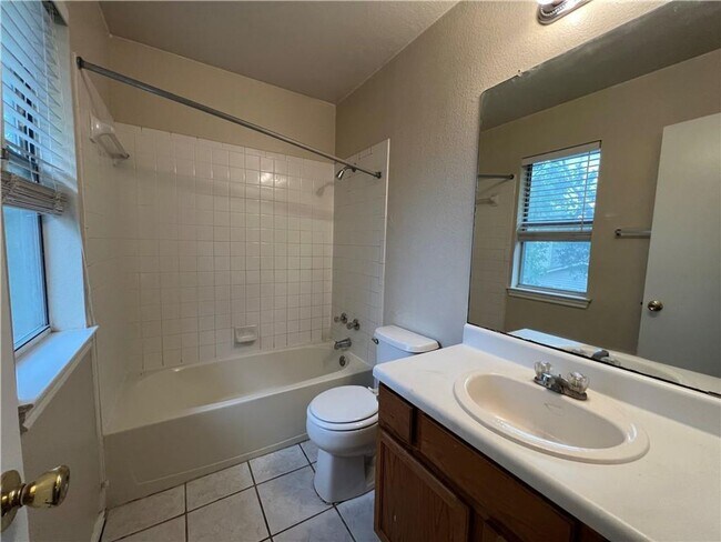 Building Photo - 1033 Christopher Ave