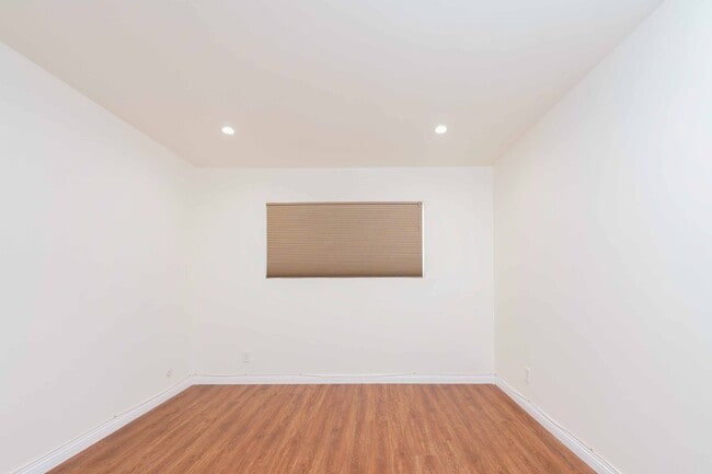 Building Photo - Gated Community 2 Bedroom 2 Bath Condo