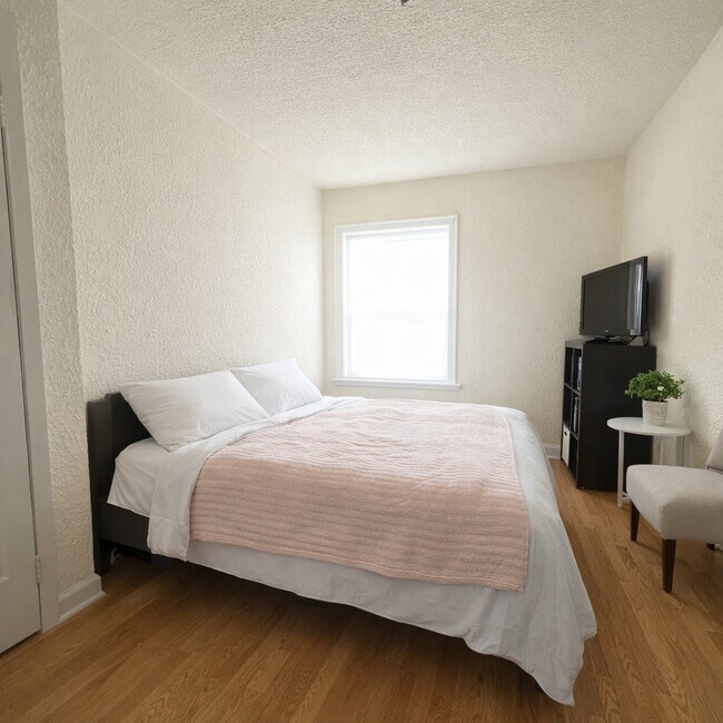 Building Photo - 2920 N Albany Ave