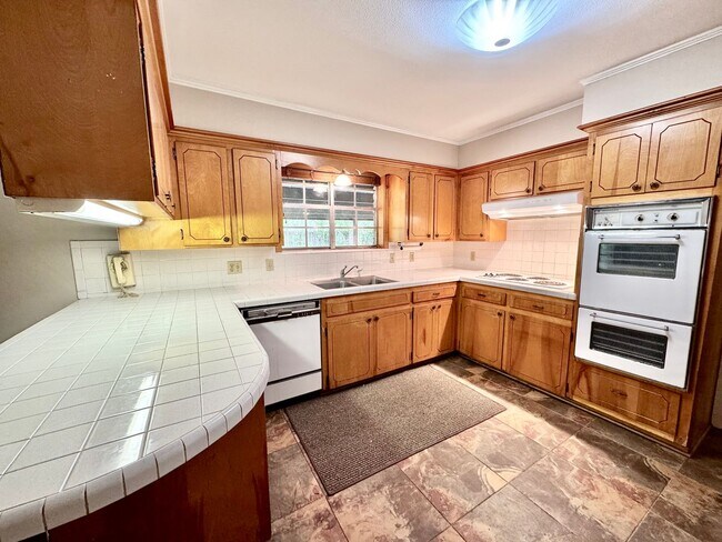 Building Photo - Spacious 3BR Home in Broadmoor | Huge Backyard + Gated Driveway