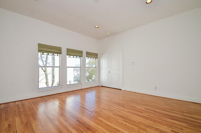 Building Photo - Stylish Corner Townhome Steps from Parks, Dining & Shopping