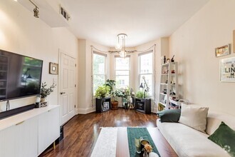 Building Photo - 2 bedroom in Roscoe Village IL 60618