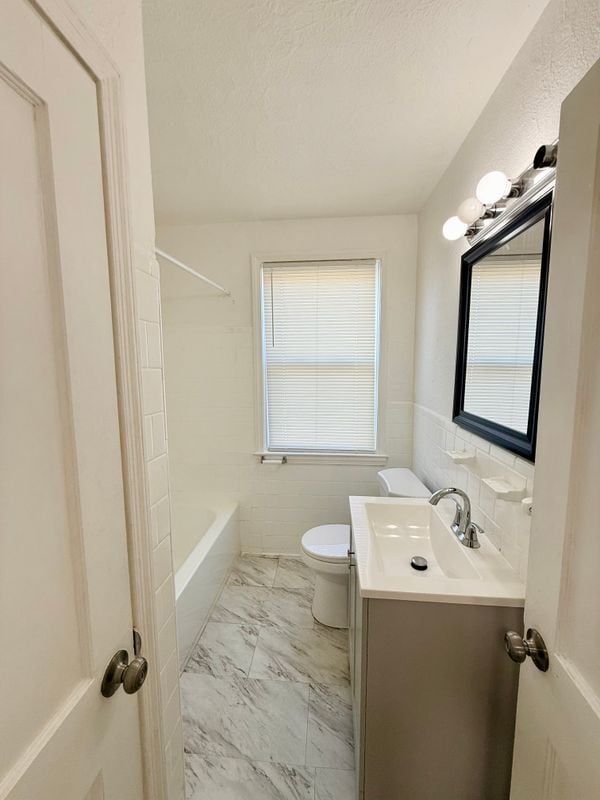 Building Photo - 802 Wicklow Rd