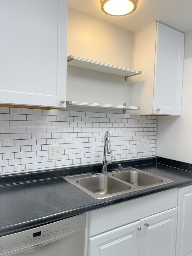 Building Photo - 2744 Briarhurst Dr