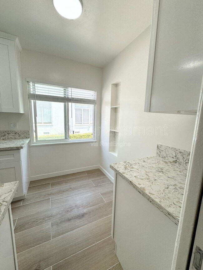 Building Photo - 905 N Sweetzer Ave