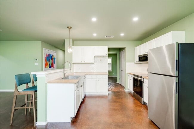 Building Photo - 18325 Maxa Dr