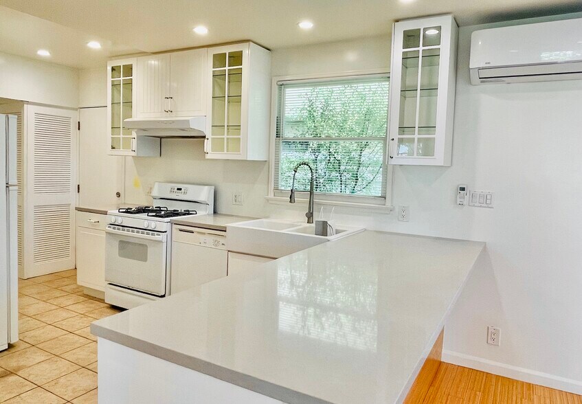 Primary Photo - 12114 Ohio Ave