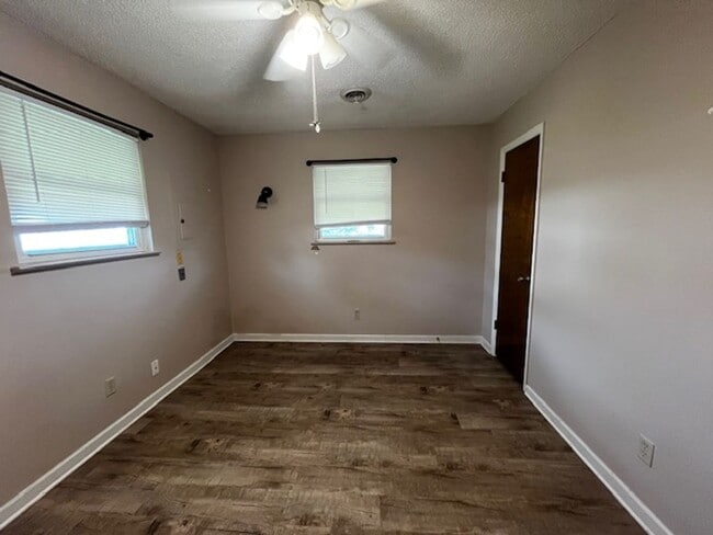 Building Photo - 3 Bedroom 2 Bath house
