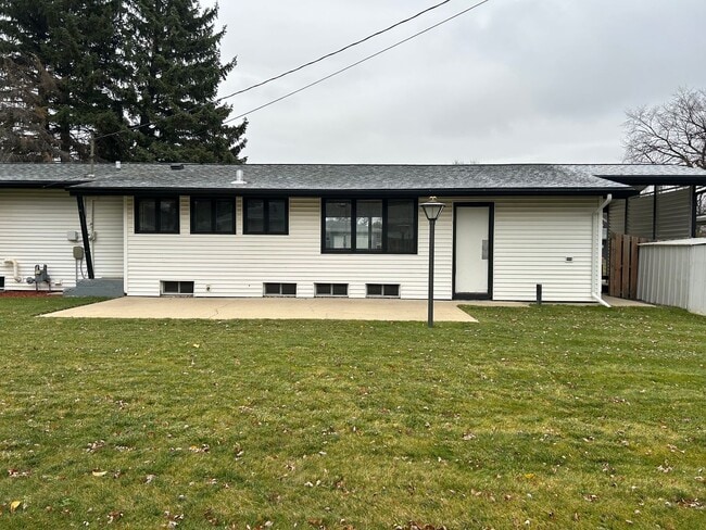 Building Photo - 3 Bedroom, 1.5 Bathroom House