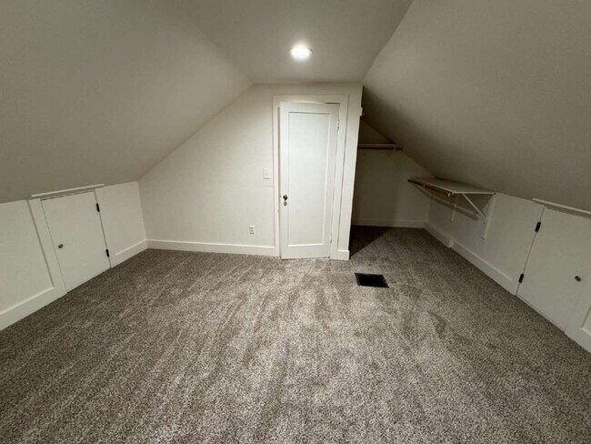 Building Photo - 3 Bedroom Home in Sellwood/Moreland.- Grea...
