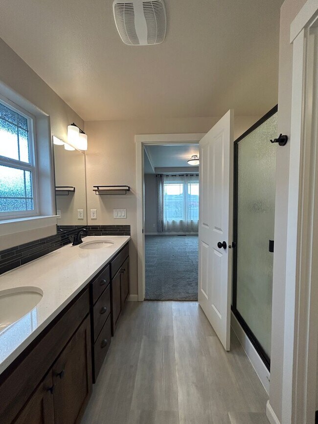 Building Photo - Corner Lot 3 Bed / 2 Bath Home with RV Parking – NW Redmond